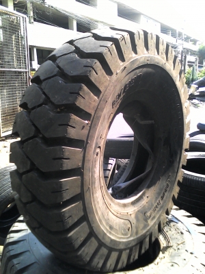 6.00-9    DEESTONE มี 4 เส้น เส้นละ 500 บาท TEL.081-427-3941