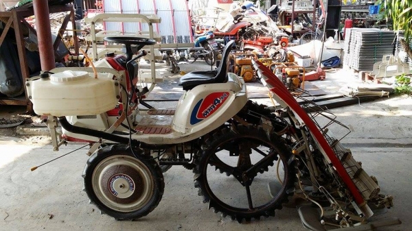 รถดำนานั่งขับ เก่าญี่ปุ่น  MITSUBISHI  รุ่น  MPR4H  ดำนา 4 แถว มีกล่องหยอดปุ๋ยด้านข้าง  มีชั้นวางกล้าด้านข้าง สภาพสวย