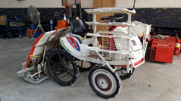 รถดำนานั่งขับ เก่าญี่ปุ่น  MITSUBISHI  รุ่น  MPR4H  ดำนา 4 แถว มีกล่องหยอดปุ๋ยด้านข้าง  มีชั้นวางกล้าด้านข้าง สภาพสวย