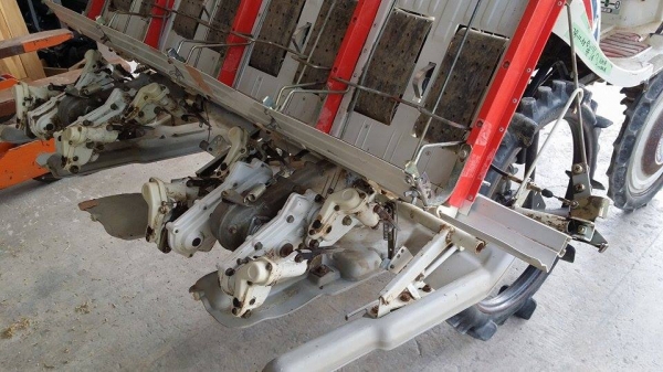 รถดำนานั่งขับ เก่าญี่ปุ่น  MITSUBISHI  รุ่น  MPR4H  ดำนา 4 แถว มีกล่องหยอดปุ๋ยด้านข้าง  มีชั้นวางกล้าด้านข้าง สภาพสวย