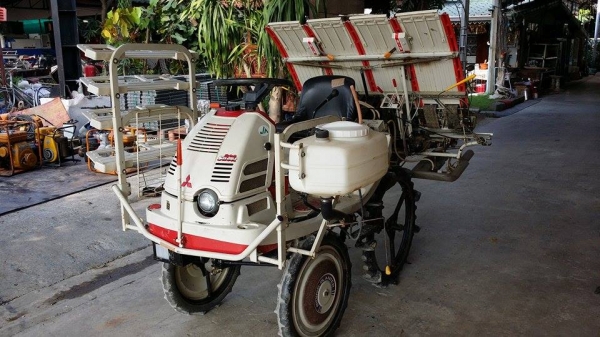 รถดำนานั่งขับ เก่าญี่ปุ่น  MITSUBISHI  รุ่น  MPR4H  ดำนา 4 แถว มีกล่องหยอดปุ๋ยด้านข้าง  มีชั้นวางกล้าด้านข้าง สภาพสวย