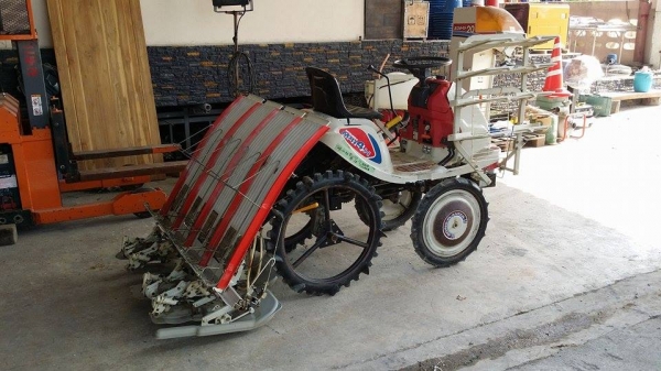 รถดำนานั่งขับ เก่าญี่ปุ่น  MITSUBISHI  รุ่น  MPR4H  ดำนา 4 แถว มีกล่องหยอดปุ๋ยด้านข้าง  มีชั้นวางกล้าด้านข้าง สภาพสวย