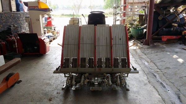 รถดำนานั่งขับ เก่าญี่ปุ่น  MITSUBISHI  รุ่น  MPR4H  ดำนา 4 แถว มีกล่องหยอดปุ๋ยด้านข้าง  มีชั้นวางกล้าด้านข้าง สภาพสวย