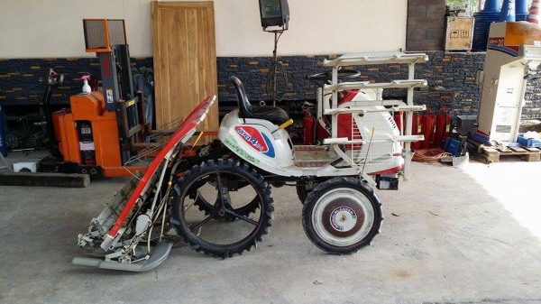 รถดำนานั่งขับ เก่าญี่ปุ่น  MITSUBISHI  รุ่น  MPR4H  ดำนา 4 แถว มีกล่องหยอดปุ๋ยด้านข้าง  มีชั้นวางกล้าด้านข้าง สภาพสวย