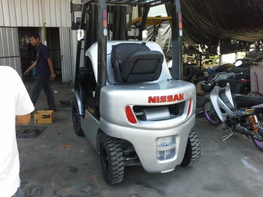 NISSANรุ่นใหม่ล่าสุด ขนาด2ตัน เสาสูง6เมตร เกียร์ออร์โต้ เครื่องยนต์ดีเซลS4S การใช้งาน2XXXชั่วโมง ราคาต่อรองได้ 0816161541