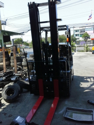 NISSANรุ่นใหม่ล่าสุด ขนาด2ตัน เสาสูง6เมตร เกียร์ออร์โต้ เครื่องยนต์ดีเซลS4S การใช้งาน2XXXชั่วโมง ราคาต่อรองได้ 0816161541