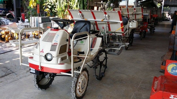 รถดำนานั่งขับ เก่าญี่ปุ่น  MITSUBISHI  รุ่น  MPR4H  ดำนา 4 แถว มีชั้นวางกล้าด้านข้าง สภาพสวย เครื่องยนต์ติดง่าย สภาพสวยพร้อมใช้งาน