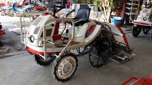 รถดำนานั่งขับ เก่าญี่ปุ่น  MITSUBISHI  รุ่น  MPR4H  ดำนา 4 แถว มีชั้นวางกล้าด้านข้าง สภาพสวย เครื่องยนต์ติดง่าย สภาพสวยพร้อมใช้งาน