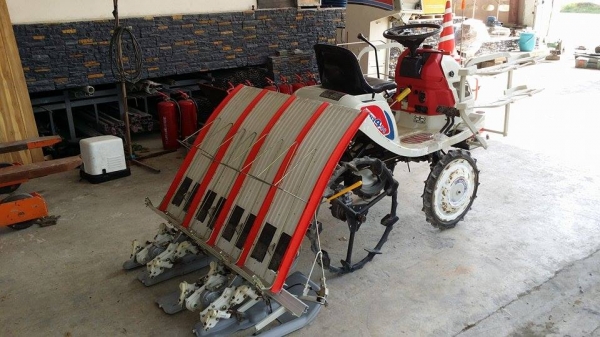 รถดำนานั่งขับ เก่าญี่ปุ่น  MITSUBISHI  รุ่น  MPR4H  ดำนา 4 แถว มีชั้นวางกล้าด้านข้าง สภาพสวย เครื่องยนต์ติดง่าย สภาพสวยพร้อมใช้งาน