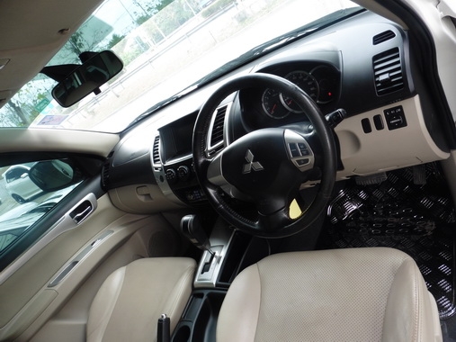 MITSUBISHI - PAJERO SPORT - GT 2.5 AT 2WD ปี2011 สีขาว เกียร์อัตโนมัติ เครื่องดีเซล 2500cc MITSUBISHI - PAJERO SPORT - GT 2.5 AT 2WD ปี2011 สีขาว เกียร์อัตโนมัติ เครื่องดีเซล 2500cc