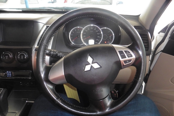 MITSUBISHI - PAJERO SPORT - GT 2.5 AT 2WD ปี2011 สีขาว เกียร์อัตโนมัติ เครื่องดีเซล 2500cc MITSUBISHI - PAJERO SPORT - GT 2.5 AT 2WD ปี2011 สีขาว เกียร์อัตโนมัติ เครื่องดีเซล 2500cc