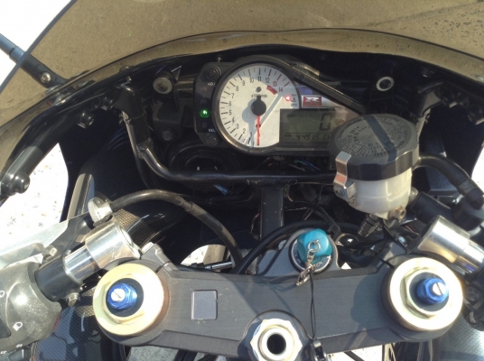 ธารนนทบุรี//ขาย SUZUKI GSX R1000 K1 สภาพนางฟ้า ของแต่งแน่นๆครับ ระบบไฟระบบเครื่องสมบูรณ์มากๆ ท๊อกมาตามมือครับ ราคา 129,000 บาท เอกสารอินวอยท์+สรรพสามิตแท้ 100 \%