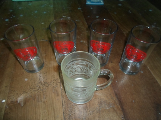 แก้วโค้กลายนูน 1 ใบ + แก้วโซดาสิงห์ 4 ใบ สภาพสวย 300