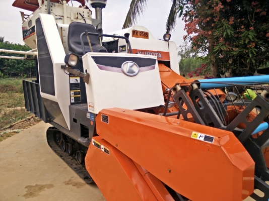 ด่วน!!!ขายรถเกี่ยวข้าวคูโบต้าDc60plus ..พร้อมพ่วงลาก+เล่มทะเบียน ราคา 369000 บาท