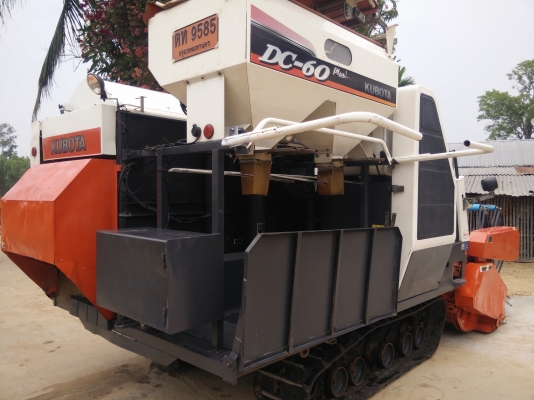 ด่วน!!!ขายรถเกี่ยวข้าวคูโบต้าDc60plus ..พร้อมพ่วงลาก+เล่มทะเบียน ราคา 369000 บาท