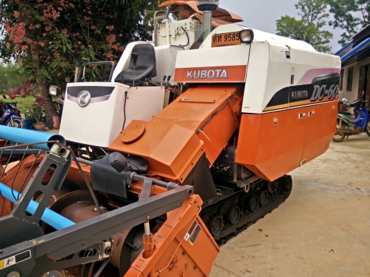 ด่วน!!!ขายรถเกี่ยวข้าวคูโบต้าDc60plus ..พร้อมพ่วงลาก+เล่มทะเบียน ราคา 369000 บาท