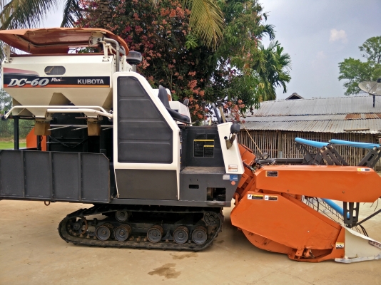 ด่วน!!!ขายรถเกี่ยวข้าวคูโบต้าDc60plus ..พร้อมพ่วงลาก+เล่มทะเบียน ราคา 369000 บาท