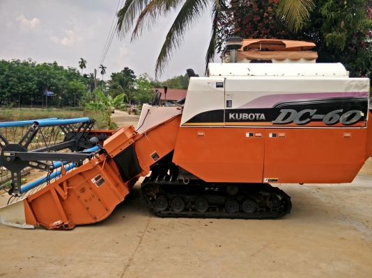 ด่วน!!!ขายรถเกี่ยวข้าวคูโบต้าDc60plus ..พร้อมพ่วงลาก+เล่มทะเบียน ราคา 369000 บาท