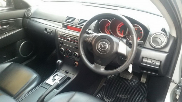 MAZDA 3 ปี 2008 ตัว TOP 5 ประตู ไมเน้อเช้นแล้ว  หลังคา sunloob รถสวย เครื่องวิ่งดี ช่วงล่างดี แอร์เย็น พวงมาลัยมัลติฟังชั่น ล้อ MAX สีสวย ภายในสภาพสวย รถพร้อมใข้งาน จัดไฟแนนได้ ฟรีดาวน์