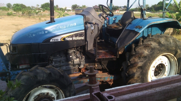 ขายรถไถFORD  NEWHOLLAND รุ่นTS90ปี04แท้ห้างรถดีสีเดิมๆสนใจ0810076640