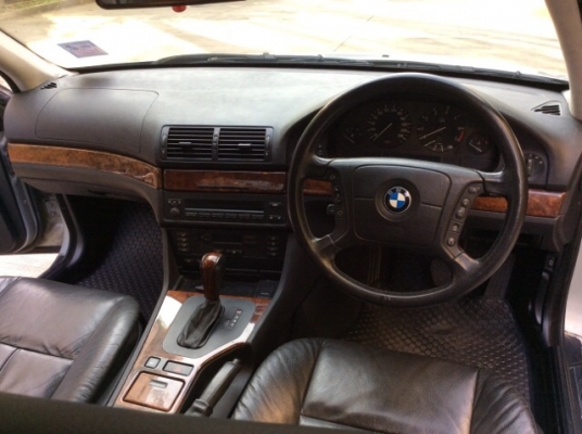 ขายรถบีเอ็ม E39 523i ปี2000 เครื่องเดิม 2.4 เกียร์ออโต้ เพาเวอร์ ไฟฟ้าทั้งคัน เบาะหนังแท้ปรับไฟฟ้า ลายไม้หรูหรา แอร์ดิจิตอล วิทยุCD abs/airbag8ใบ ตัวถังเดิมๆ สีเต็มเงา แม็กbbsขอบ17" รถขับดี ช่วงล่างแน่นหนึบ พร้อมใช้งานได้เลยครับ ภาษีไม่ขาดต่อ เอกสารพ ขายรถบีเอ็ม E39 523i ปี2000 เครื่องเดิม 2.4 เกียร์ออโต้ เพาเวอร์ ไฟฟ้าทั้งคัน เบาะหนังแท้ปรับไฟฟ้า ลายไม้หรูหรา แอร์ดิจิตอล วิทยุCD abs/airbag8ใบ ตัวถังเดิมๆ สีเต็มเงา แม็กbbsขอบ17" รถขับดี ช่วงล่างแน่นหนึบ พร้อมใช้งานได้เลยครับ ภาษีไม่ขาดต่อ เอกสารพ
