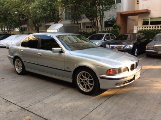 ขายรถบีเอ็ม E39 523i ปี2000 เครื่องเดิม 2.4 เกียร์ออโต้ เพาเวอร์ ไฟฟ้าทั้งคัน เบาะหนังแท้ปรับไฟฟ้า ลายไม้หรูหรา แอร์ดิจิตอล วิทยุCD abs/airbag8ใบ ตัวถังเดิมๆ สีเต็มเงา แม็กbbsขอบ17&quot; รถขับดี ช่วงล่างแน่นหนึบ พร้อมใช้งานได้เลยครับ ภาษีไม่ขาดต่อ เอกสารพ