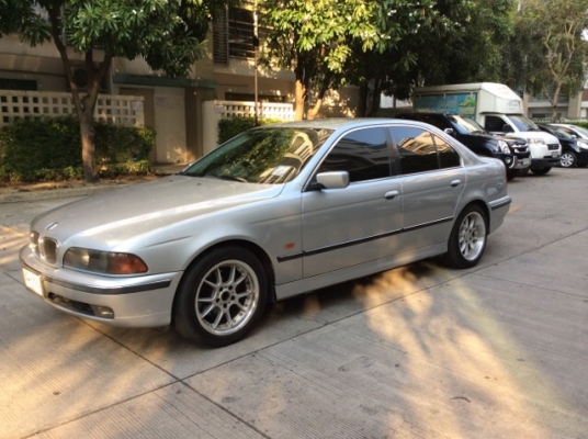 ขายรถบีเอ็ม E39 523i ปี2000 เครื่องเดิม 2.4 เกียร์ออโต้ เพาเวอร์ ไฟฟ้าทั้งคัน เบาะหนังแท้ปรับไฟฟ้า ลายไม้หรูหรา แอร์ดิจิตอล วิทยุCD abs/airbag8ใบ ตัวถังเดิมๆ สีเต็มเงา แม็กbbsขอบ17" รถขับดี ช่วงล่างแน่นหนึบ พร้อมใช้งานได้เลยครับ ภาษีไม่ขาดต่อ เอกสารพ ขายรถบีเอ็ม E39 523i ปี2000 เครื่องเดิม 2.4 เกียร์ออโต้ เพาเวอร์ ไฟฟ้าทั้งคัน เบาะหนังแท้ปรับไฟฟ้า ลายไม้หรูหรา แอร์ดิจิตอล วิทยุCD abs/airbag8ใบ ตัวถังเดิมๆ สีเต็มเงา แม็กbbsขอบ17" รถขับดี ช่วงล่างแน่นหนึบ พร้อมใช้งานได้เลยครับ ภาษีไม่ขาดต่อ เอกสารพ