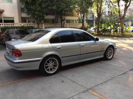 ขายรถบีเอ็ม E39 523i ปี2000 เครื่องเดิม 2.4 เกียร์ออโต้ เพาเวอร์ ไฟฟ้าทั้งคัน เบาะหนังแท้ปรับไฟฟ้า ลายไม้หรูหรา แอร์ดิจิตอล วิทยุCD abs/airbag8ใบ ตัวถังเดิมๆ สีเต็มเงา แม็กbbsขอบ17" รถขับดี ช่วงล่างแน่นหนึบ พร้อมใช้งานได้เลยครับ ภาษีไม่ขาดต่อ เอกสารพ ขายรถบีเอ็ม E39 523i ปี2000 เครื่องเดิม 2.4 เกียร์ออโต้ เพาเวอร์ ไฟฟ้าทั้งคัน เบาะหนังแท้ปรับไฟฟ้า ลายไม้หรูหรา แอร์ดิจิตอล วิทยุCD abs/airbag8ใบ ตัวถังเดิมๆ สีเต็มเงา แม็กbbsขอบ17" รถขับดี ช่วงล่างแน่นหนึบ พร้อมใช้งานได้เลยครับ ภาษีไม่ขาดต่อ เอกสารพ