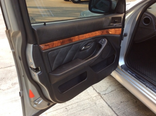 ขายรถบีเอ็ม E39 523i ปี2000 เครื่องเดิม 2.4 เกียร์ออโต้ เพาเวอร์ ไฟฟ้าทั้งคัน เบาะหนังแท้ปรับไฟฟ้า ลายไม้หรูหรา แอร์ดิจิตอล วิทยุCD abs/airbag8ใบ ตัวถังเดิมๆ สีเต็มเงา แม็กbbsขอบ17" รถขับดี ช่วงล่างแน่นหนึบ พร้อมใช้งานได้เลยครับ ภาษีไม่ขาดต่อ เอกสารพ ขายรถบีเอ็ม E39 523i ปี2000 เครื่องเดิม 2.4 เกียร์ออโต้ เพาเวอร์ ไฟฟ้าทั้งคัน เบาะหนังแท้ปรับไฟฟ้า ลายไม้หรูหรา แอร์ดิจิตอล วิทยุCD abs/airbag8ใบ ตัวถังเดิมๆ สีเต็มเงา แม็กbbsขอบ17" รถขับดี ช่วงล่างแน่นหนึบ พร้อมใช้งานได้เลยครับ ภาษีไม่ขาดต่อ เอกสารพ