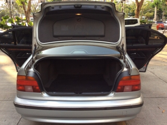 ขายรถบีเอ็ม E39 523i ปี2000 เครื่องเดิม 2.4 เกียร์ออโต้ เพาเวอร์ ไฟฟ้าทั้งคัน เบาะหนังแท้ปรับไฟฟ้า ลายไม้หรูหรา แอร์ดิจิตอล วิทยุCD abs/airbag8ใบ ตัวถังเดิมๆ สีเต็มเงา แม็กbbsขอบ17" รถขับดี ช่วงล่างแน่นหนึบ พร้อมใช้งานได้เลยครับ ภาษีไม่ขาดต่อ เอกสารพ ขายรถบีเอ็ม E39 523i ปี2000 เครื่องเดิม 2.4 เกียร์ออโต้ เพาเวอร์ ไฟฟ้าทั้งคัน เบาะหนังแท้ปรับไฟฟ้า ลายไม้หรูหรา แอร์ดิจิตอล วิทยุCD abs/airbag8ใบ ตัวถังเดิมๆ สีเต็มเงา แม็กbbsขอบ17" รถขับดี ช่วงล่างแน่นหนึบ พร้อมใช้งานได้เลยครับ ภาษีไม่ขาดต่อ เอกสารพ