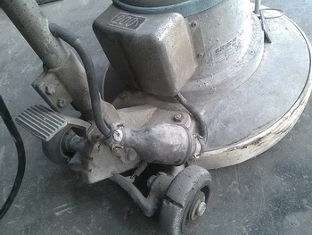 เครื่องขัดพื้น ไฟ 220 โวล ราคาตัวละ 7,500 บาท เครื่องขัดพื้น ไฟ 220 โวล ราคาตัวละ 7,500 บาท