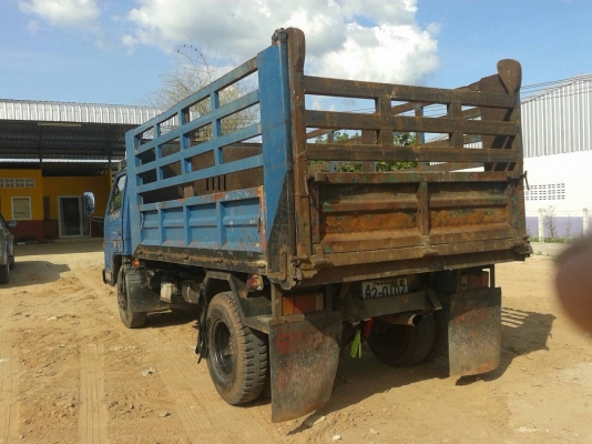 ISUZU NPR ดั้มสามมิตร