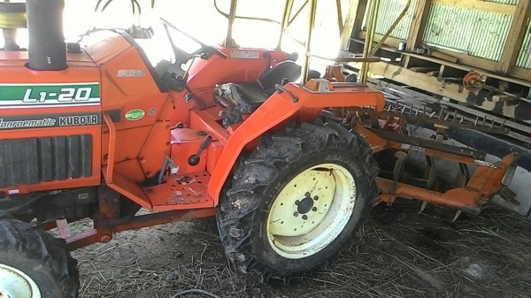 คูโบต้าL1-20 สองเพลาใบมีดผานโรตารีอุปกรณ์3ชิ้นครับรถสวยเดิมๆ125000ครับ