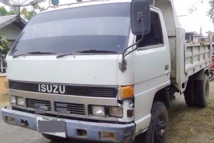 ISUZU NPR 125 HP 4BG1 หกล้อดั๊มพ์ กระบะดั๊มพ์เหล็ก 4 ตันความยาว 3.60 เมตรสภาพสวยพร้อมบรรทุกหนักได้เลย เครื่องยนต์แรงดีไม่มีเยิ้ม ภายในเก๋งคอนโซลครบพร้อม พวงมาลัยเพาเวอร์ ช่วงล่างใหญ่คัชซีไม่มีบวม คานหน้ากับเฟืองท้ายติด F ครบพร้อม ยาง 8.25 ขอบ 16 สภาพดี 65