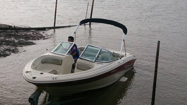 เรือ Sea Ray 18.5 F พร้อมเทนเลอร์นอก เรือ Sea Ray 18.5 F พร้อมเทนเลอร์นอก