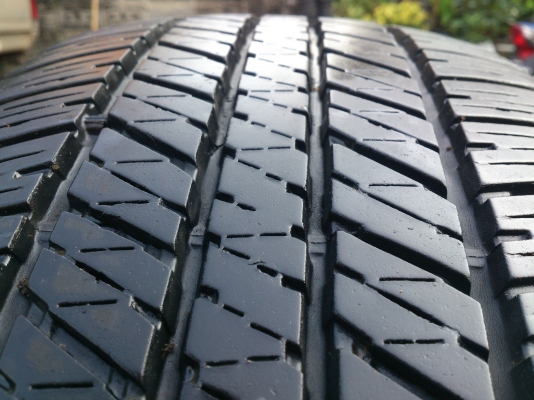 ขายยาง 265/65R17 Bridgestone  ยางสัปดาห์ที่09ปี13 ดอกยางเต็มนิ่มลึกสดเท่ากันไม่แตกลายไม่ร้าวไม่กินข้าง จำนวน 1  ชุด