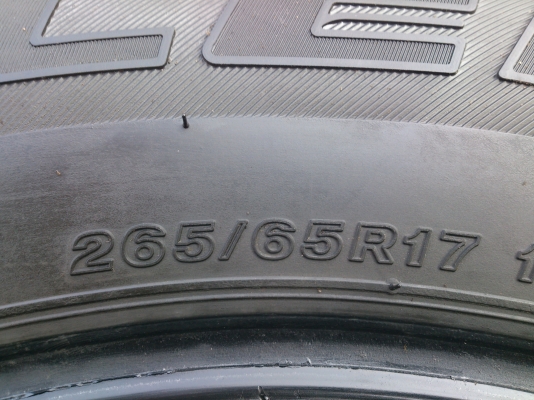 ขายยาง 265/65R17 Bridgestone  ยางสัปดาห์ที่09ปี13 ดอกยางเต็มนิ่มลึกสดเท่ากันไม่แตกลายไม่ร้าวไม่กินข้าง จำนวน 1  ชุด