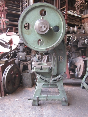 เครื่องปั๊มโลหะ(ข้อเสือ)