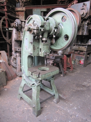 เครื่องปั๊มโลหะ(ข้อเสือ)