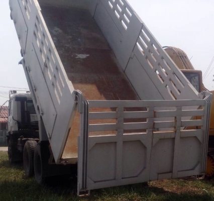 MITSUBISHI FUSO FN527 - 195 HP 6D16 MA 23721 สิบล้อดั๊มพ์ 2 เพลา กระบะดั๊มพ์เหล็ก 12 ตันฝาขางแผ่นเรียบสภาพสวยพร้อมบรรทุกหนักได้เลยครับ เครื่องยนต์เดิมๆแรงดีไม่มีเยิ้ม 10 SPEED หัวเก๋งสวยภายในคอนโซลครบพร้อม พวงมาลัยเพาเวอร์ ระบบเบรคทริ๊ปฟี้ครบครัน ช่วงล่าง