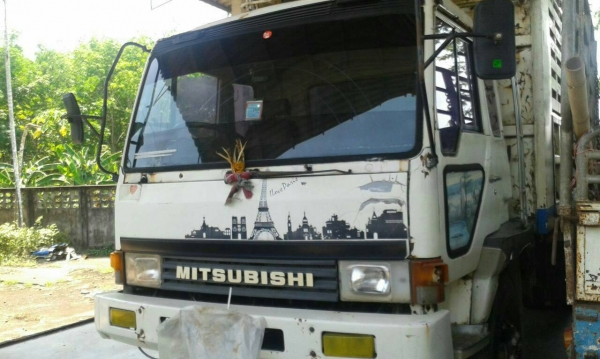 รถมิตซู 10 ล้อ หลังถนน FN517M - TB  191 แรงม้า.  ปี 38  สนใจติดต่อ  081 - 6079515