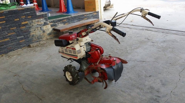 รถพรวนดิน  ISEKI  300 เก่าญี่ปุ่น  ขนาด 3 แรง  เครื่องยนต์ติดง่าย  สภาพสวย พร้อมใช้งาน  มีเกียแบบตีเดินหน้าและเกียตีถอยหลัง สามารถหมุนแฮนด์แบบเดินหน้าและถอยหลังได้