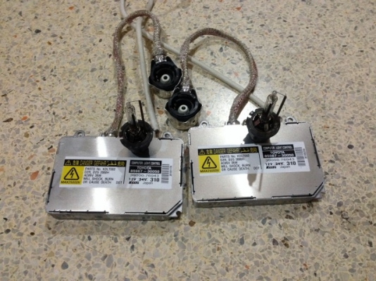 ไฟซีน่อน TOYOTA เเท้ JAPANหลอด D2สภาพใหม่มาก