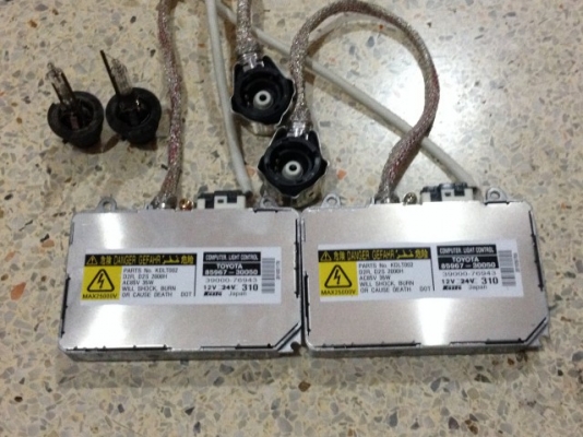 ไฟซีน่อน TOYOTA เเท้ JAPANหลอด D2สภาพใหม่มาก