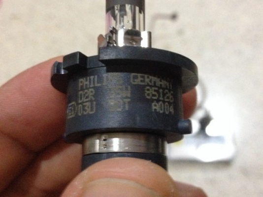 ไฟซีน่อน TOYOTA เเท้ JAPANหลอด D2สภาพใหม่มาก