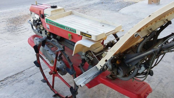รถดำนา YANMAR รุ่น YP200 เก่าญี่ปุ่น  ดำนา 2 แถว  ขนาดกระทัดรัด สภาพสวย เครื่องยนต์ติดง่าย สภาพพร้อมใช้งาน ไม่เคยใช้งานในไทย
