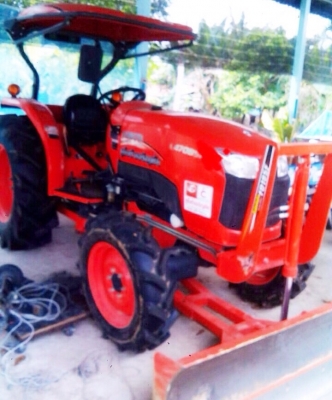 KUBOTA L4708 - 2 เพลา รถสวยมากครับทำงาน 450 ชม. อุปกรณ์มีให้ครบพร้อม มีใบดันหน้า,ผานพรวน 4,โรตารี่ พร้อมใช้งานได้เลยครับ เครื่องยนต์แน่นดีแรงดีสุดๆ เกียร์สภาพดีเดิมๆไม่มีหลุดไม่มีเยิ้ม ระบบไฮดรอลิกส์ไม่มีแตกเลย ช่วงล่างเต็มดี ยางสภาพดีหน้าหลังประมาณ 80\% พ