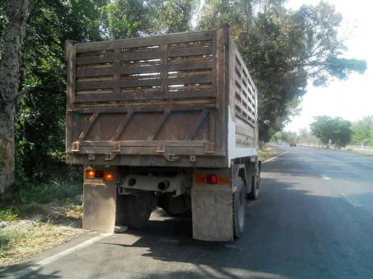 รถอีซูซุ  6  ล้อดั๊ม 195  แรงม้า. ปี 47  ( รถห้างแท้. )  สนใจติดต่อ   081 - 6079515