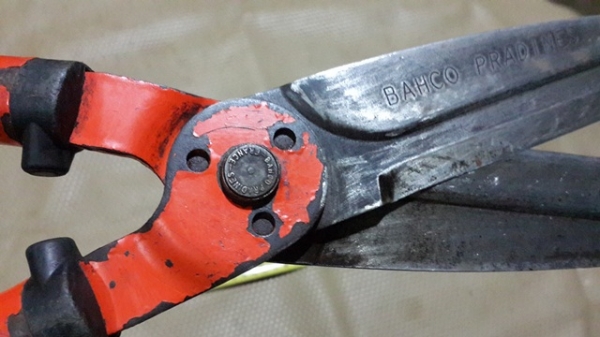 BAHCO ฝรั่งเศสครับ กรรไกรแต่งพุ่ม ดายหญ้า สารพัดครับ