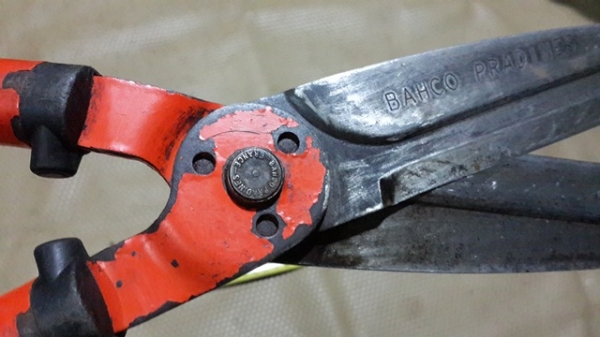 BAHCO ฝรั่งเศสครับ กรรไกรแต่งพุ่ม ดายหญ้า สารพัดครับ BAHCO ฝรั่งเศสครับ กรรไกรแต่งพุ่ม ดายหญ้า สารพัดครับ